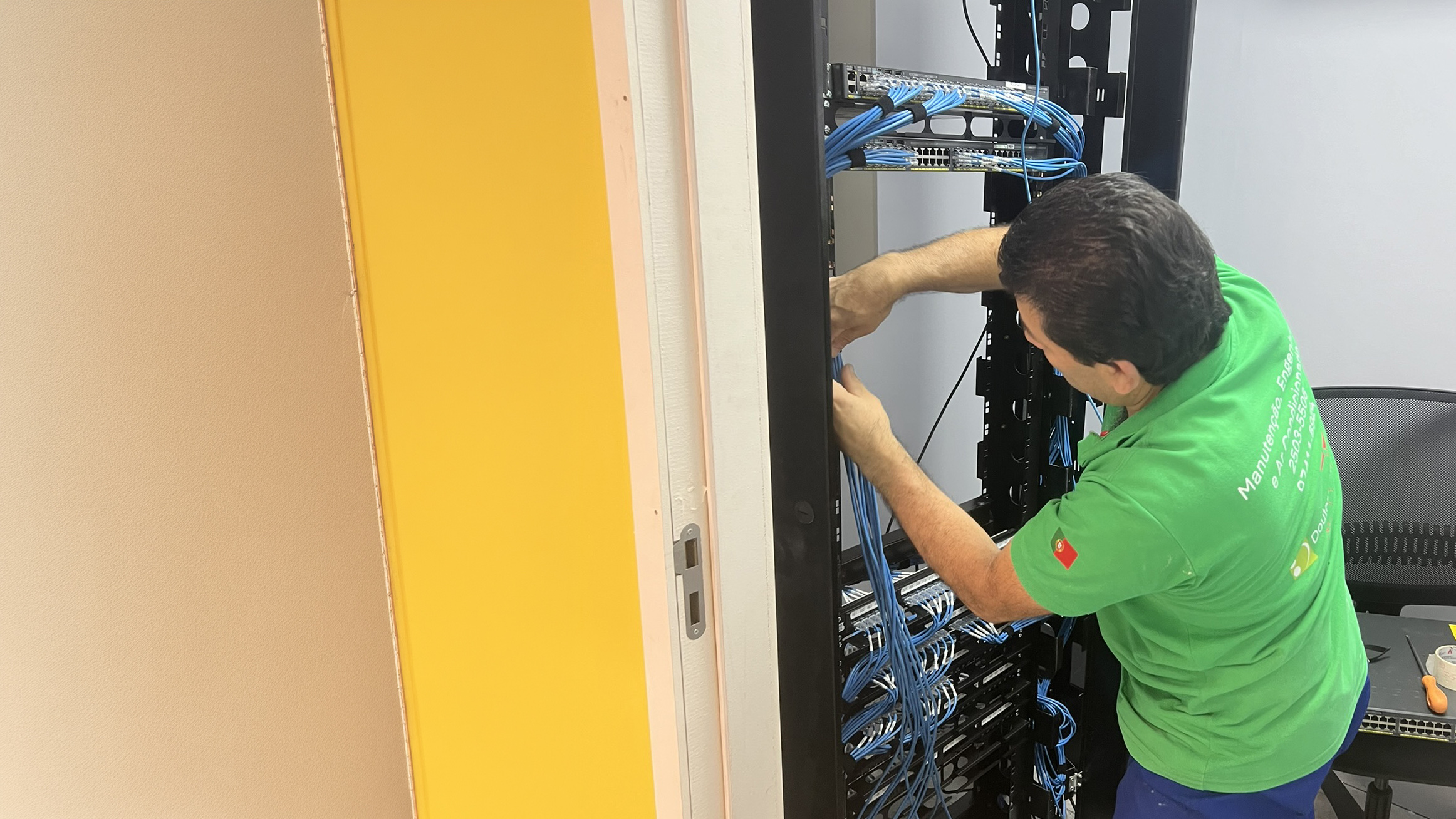 Rede de dados: cabeamento estruturado e organização de rack